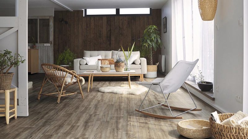 Sala de estar de corte actual en la que la madera es la gran protagonista