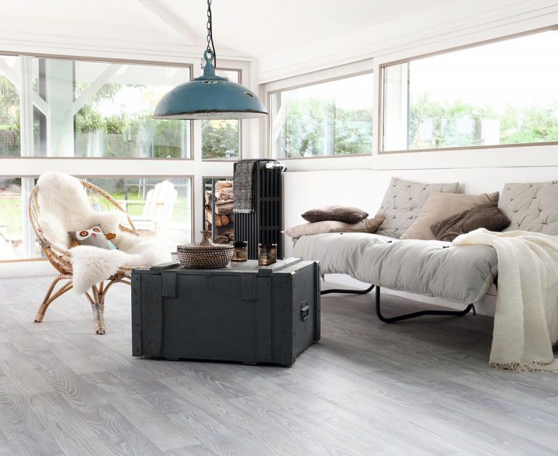 Saló d'estil nòrdic amb paviment vinílic