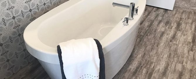 bañera redonda con pared de mosaicos