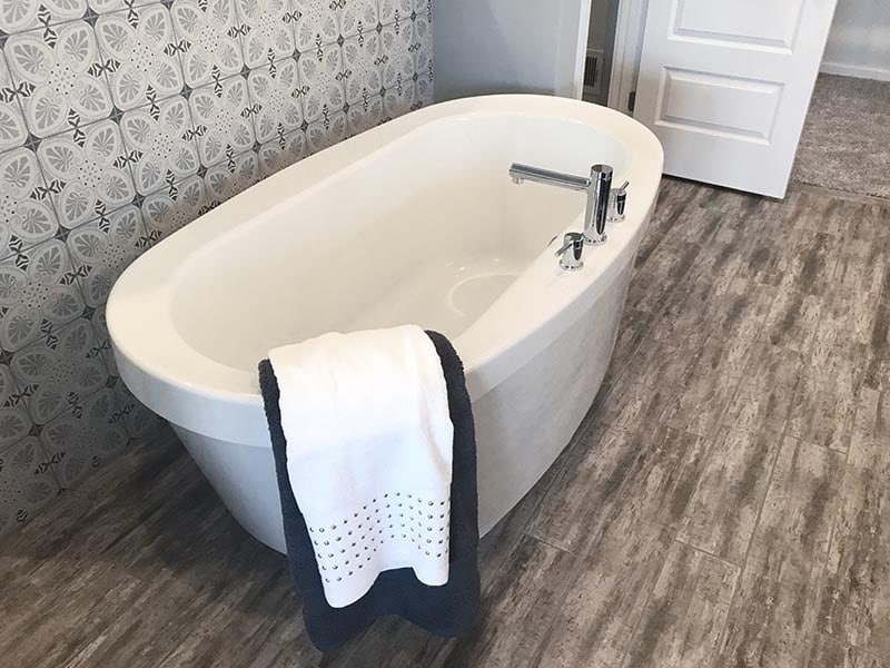 bañera redonda con pared de mosaicos