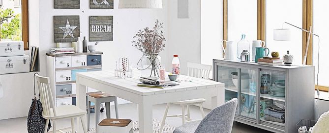 mesa con sillas blancas