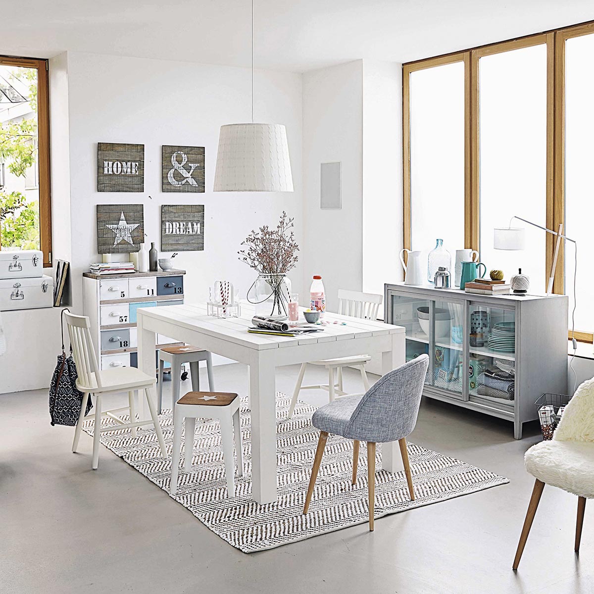 trucs per renovar la teva llar mesa con sillas blancas