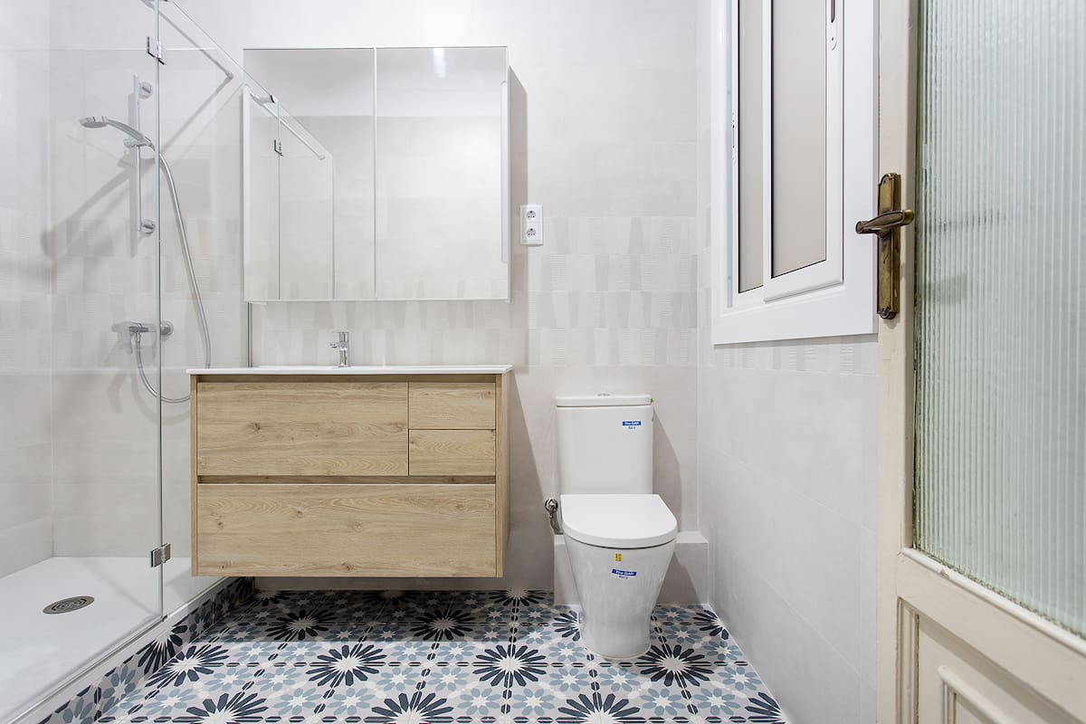 baño con mosaicos