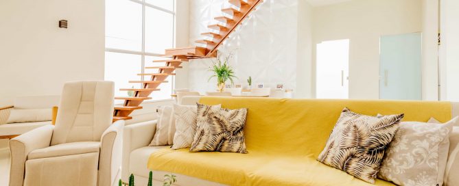 Inspiración: apuesta por un sofá amarillo para dar un toque alegre al salón