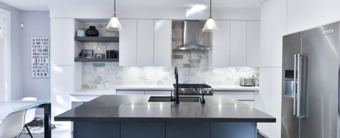 ¿Nunca has oído hablar de una cocina office? Aunque sea la primera vez que oyes este nombre, estamos seguros de que sí que la has visto en alguna ocasión. Una cocina office es simplemente una cocina abierta que está unida al comedor o al salón comedor, sin ningún tabique que separe las estancias. Sí, exacto: es ese tipo de cocina que también se conoce con el nombre de cocina americana. 