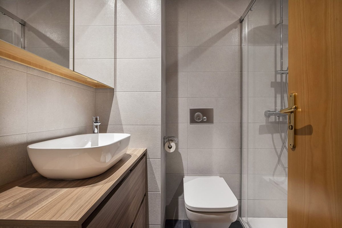 Baño pequeño reformado con elementos flotantes