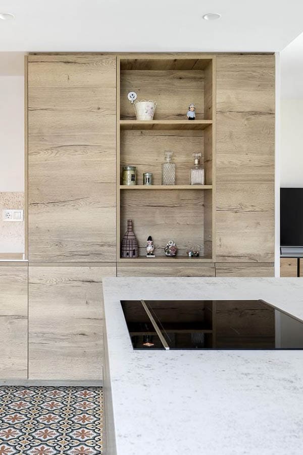 Cocina reformada completamente en madera, con suelo de mosaicos