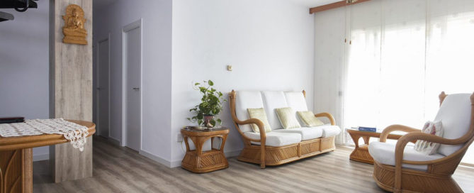 Salón comedor con muebles en madera y mimbre