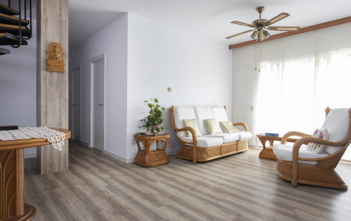 Salón comedor con muebles en madera y mimbre