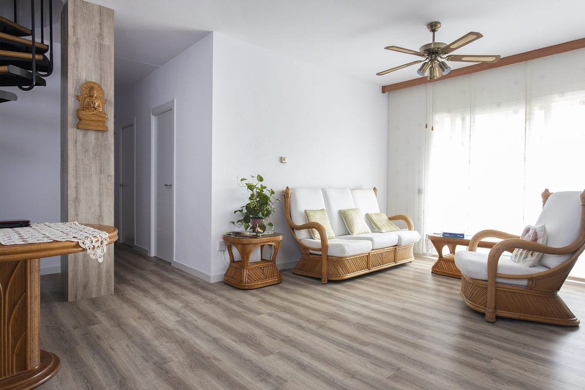 Salón comedor con muebles en madera y mimbre